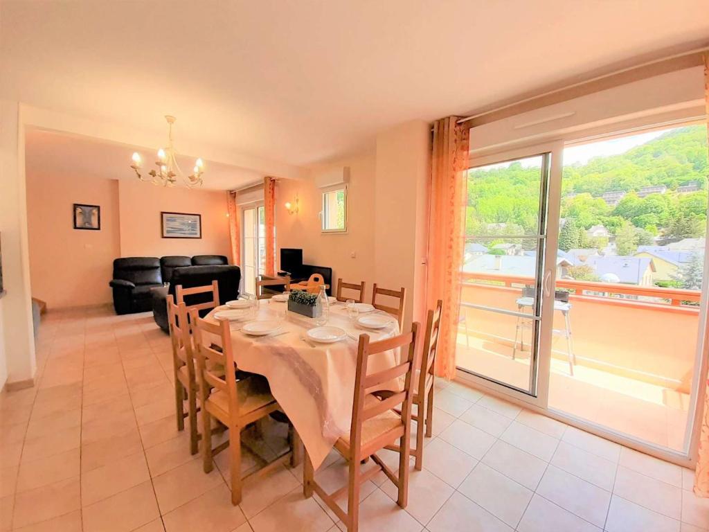 une salle à manger avec une table et un salon dans l'établissement Appartement T3 à Saint-Lary-Soulan - 8 pers, Terrasse, WiFi, Parking, Proche centre - FR-1-457-184, à Saint-Lary-Soulan