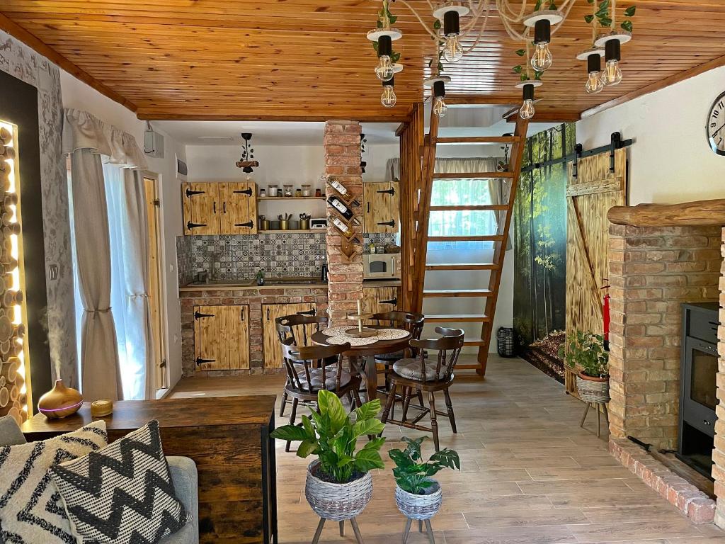 salon ze stołem i krzesłami w obiekcie Cityside Cottage w Egerze