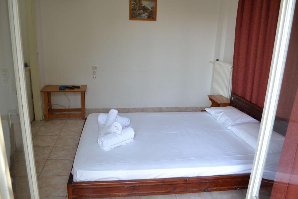 A bed or beds in a room at Studio Lantzos