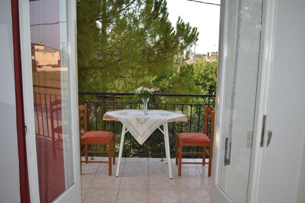 A balcony or terrace at Studio Lantzos