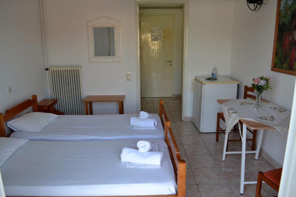 A bed or beds in a room at Studio Lantzos