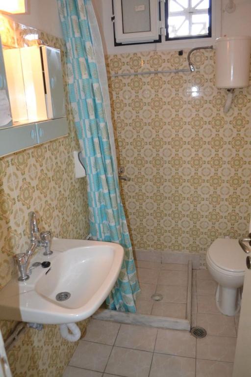 A bathroom at Studio Lantzos