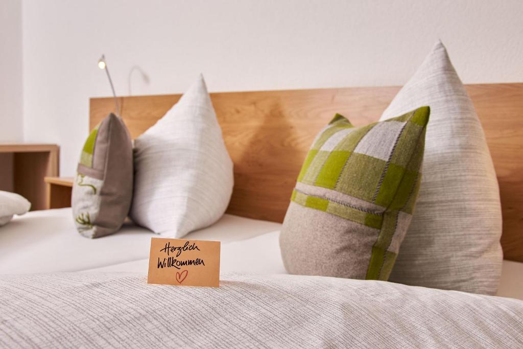 Postel nebo postele na pokoji v ubytování Gasthof Hotel Post
