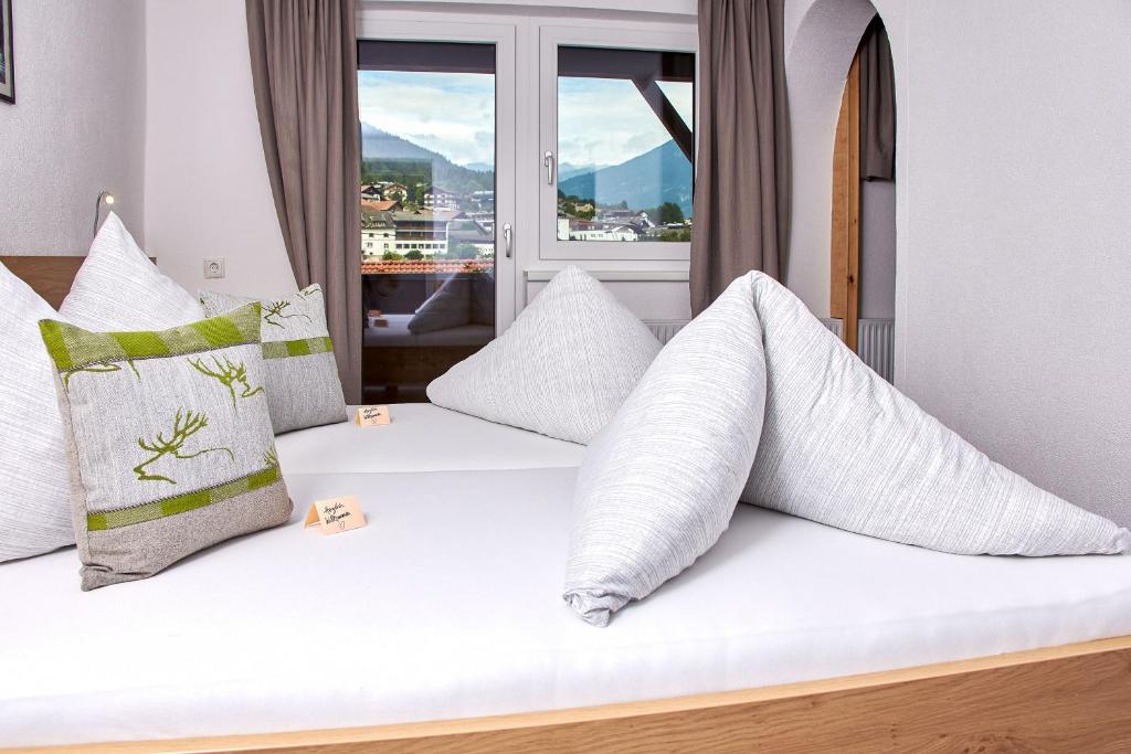 Postel nebo postele na pokoji v ubytování Gasthof Hotel Post