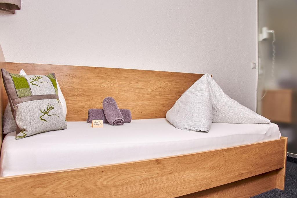 Postel nebo postele na pokoji v ubytování Gasthof Hotel Post