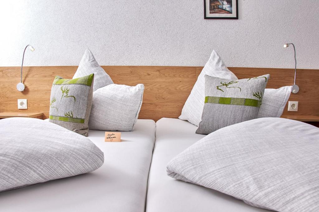 Postel nebo postele na pokoji v ubytování Gasthof Hotel Post
