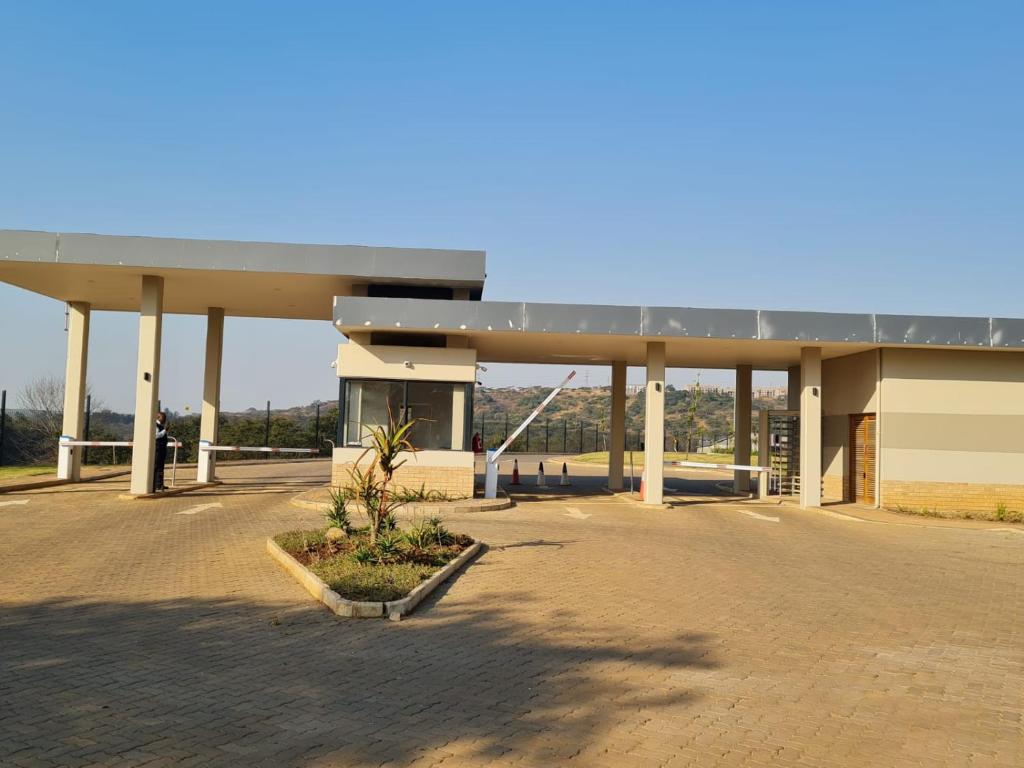 duży budynek z dachem na ulicy w obiekcie Lifestyle Golf Estate w mieście Pietermaritzburg