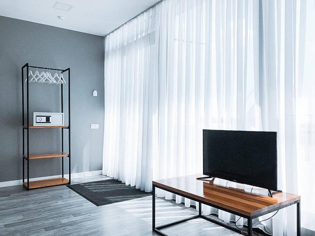 TV a/nebo společenská místnost v ubytování Klaster SeaView Hotel