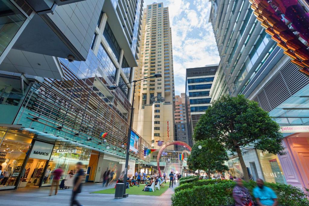 uma rua da cidade com pessoas andando em torno de uma cidade em Rydges World Square em Sydney