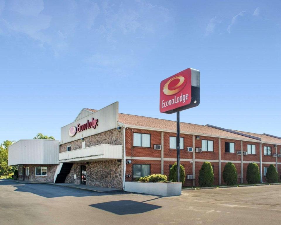 a colley colley building with a sign in front of it at Econo Lodge Darien Lakes in Corfu