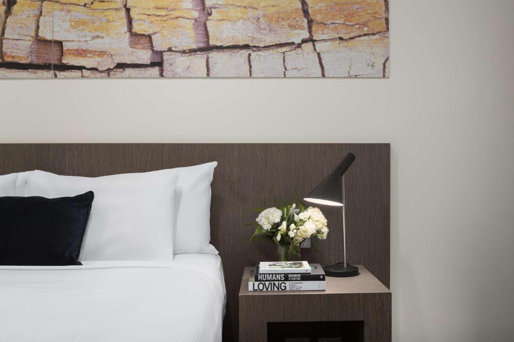 Postel nebo postele na pokoji v ubytování Rydges World Square