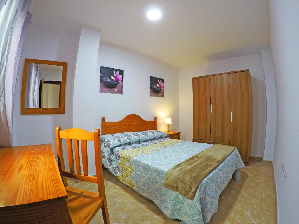 San Andrés的住宿－Apartamento Beneharo en San Andrés，一间卧室配有一张床、梳妆台和桌子