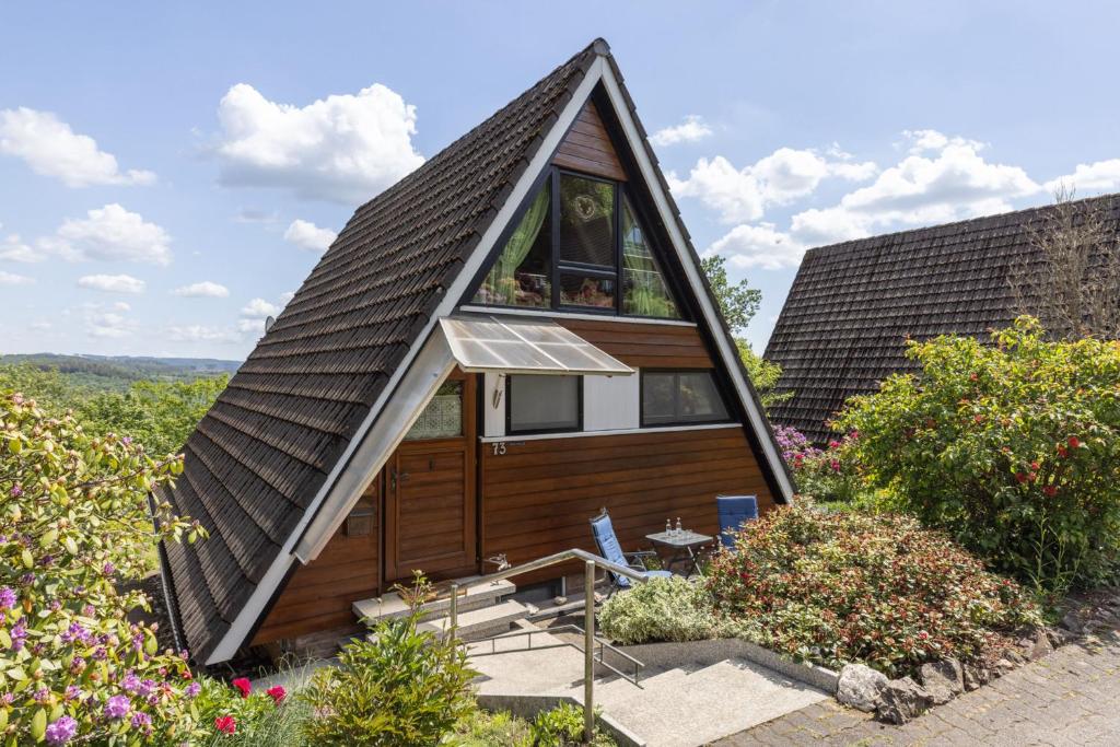 une petite maison avec un toit en gambrel dans l'établissement Ferienhaus Düperthal, à Hilchenbach