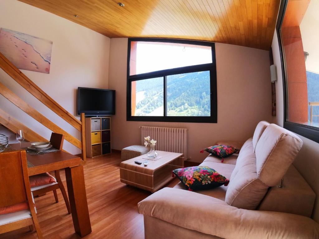 TV a/nebo společenská místnost v ubytování Soldeu Paradis Gran Sol