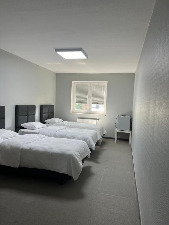 Motel am Outletcenter - Habitación Cuádruple Con Baño Privado