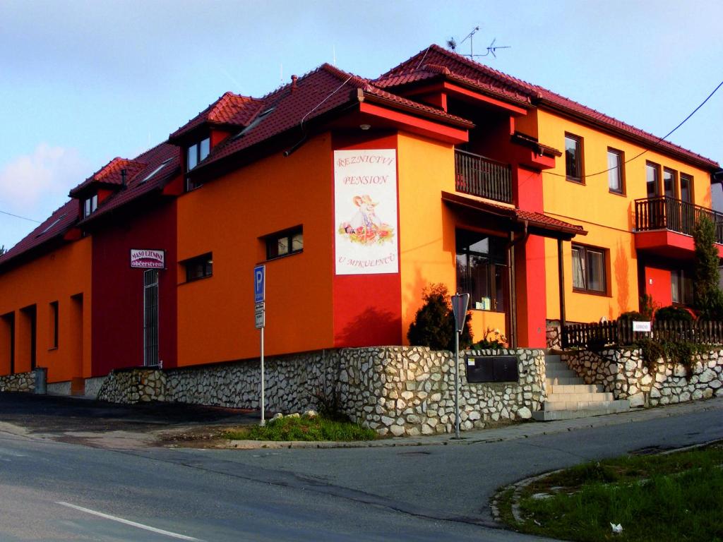 ein Gebäude an der Straßenseite in der Unterkunft Penzion u Mikulinců in Mikulov