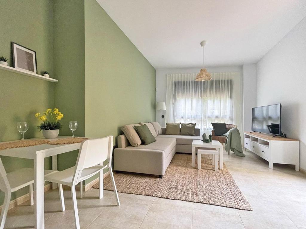 ein Wohnzimmer mit Sofa und Tisch in der Unterkunft Apartamentos Brisas del Puerto de Aguadulce in Aguadulce
