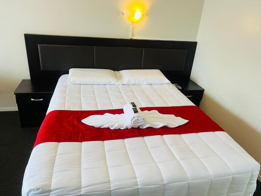 Postel nebo postele na pokoji v ubytování Monument Motor Lodge Papakura