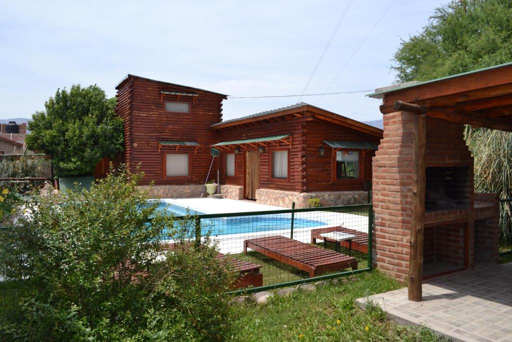 una casa con piscina en un patio en Las Esmeraldas en Nono