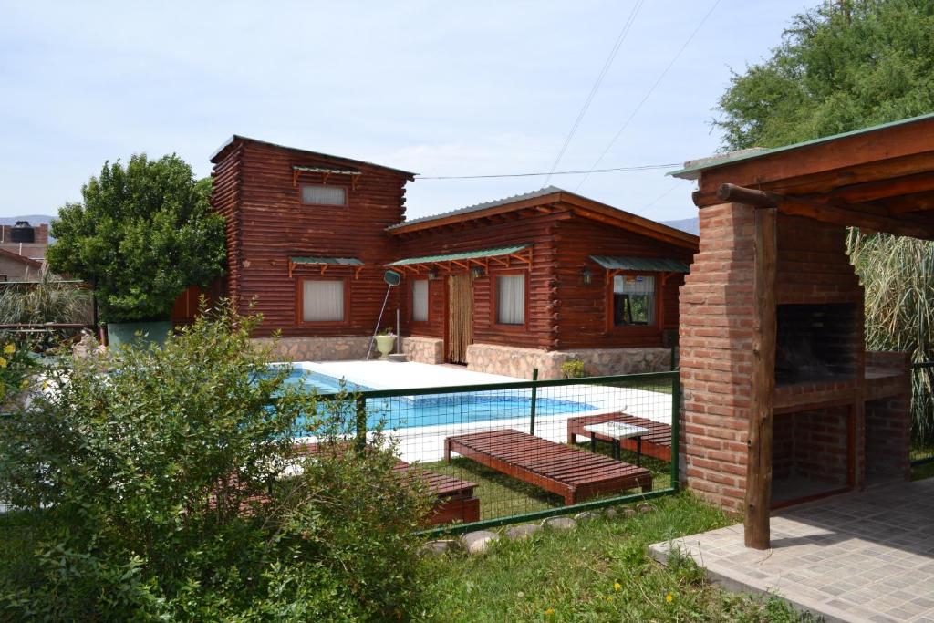 a house with a swimming pool in a yard at Las Esmeraldas in Nono