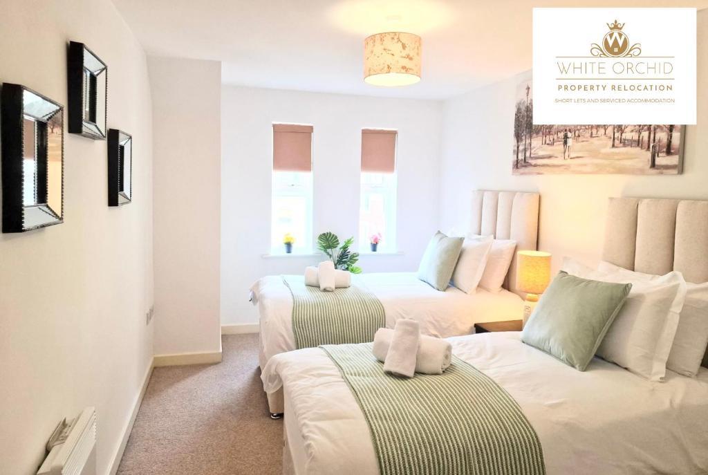 Habitación con 2 camas y sofá en Corporate 2Bed Apartment with Balcony & Free Parking Short Lets Serviced Accommodation Old Town Stevenage by White Orchid Property Relocation, en Stevenage