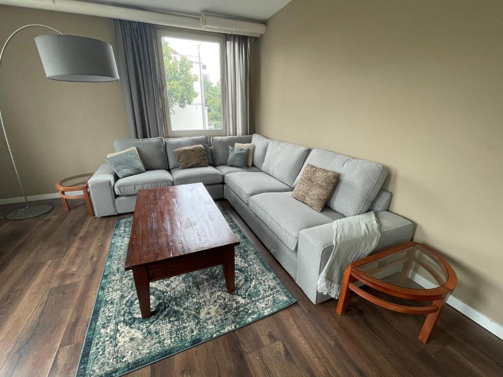 sala de estar con sofá y mesa de centro en TopSleep Apartment 26-1, en Arnhem