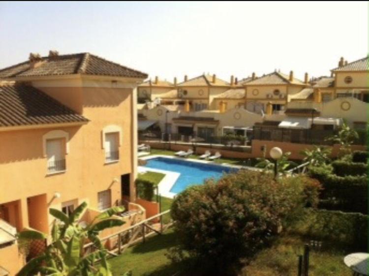 Blick auf ein Haus und einen Pool in der Unterkunft Villa Dulce Algarve Golf and Beach in Islantilla