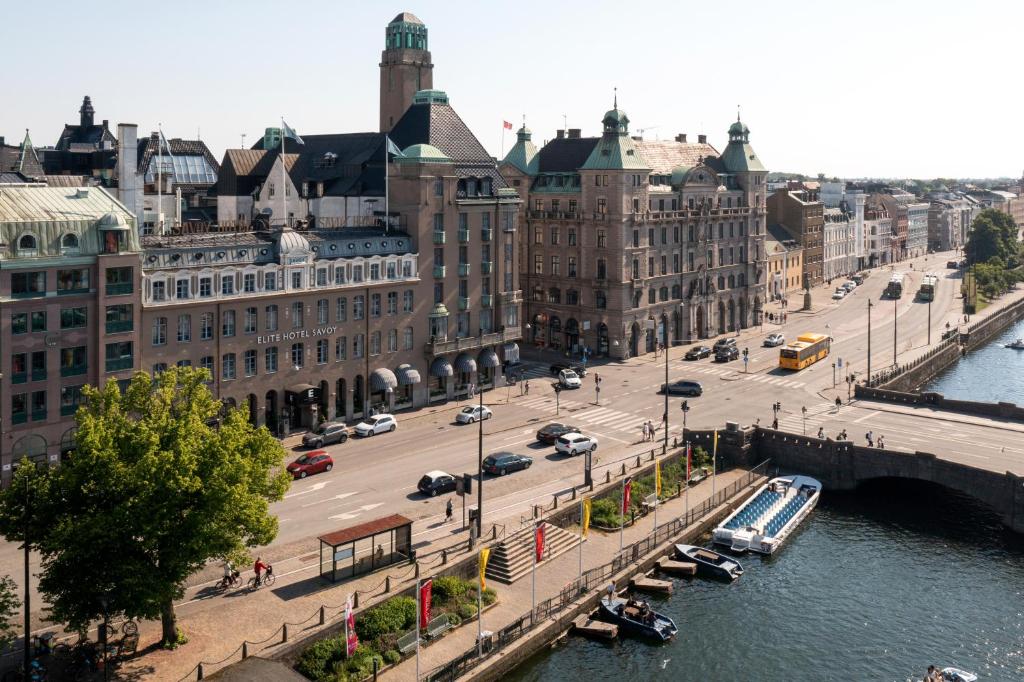 una città con un ponte sul fiume e edifici di Elite Hotel Savoy a Malmö