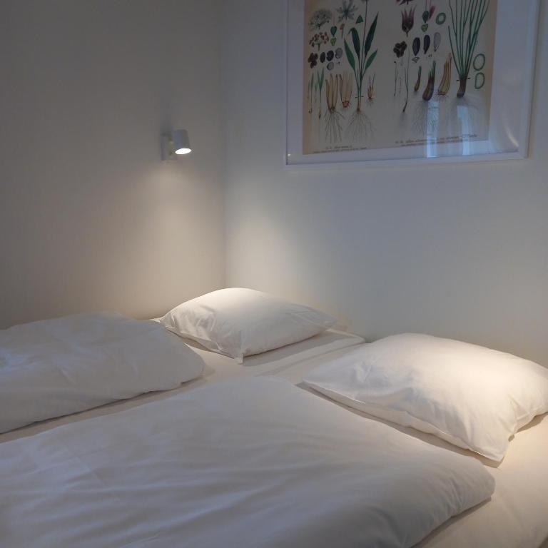 Postel nebo postele na pokoji v ubytování Sandbrekke Gjestegård