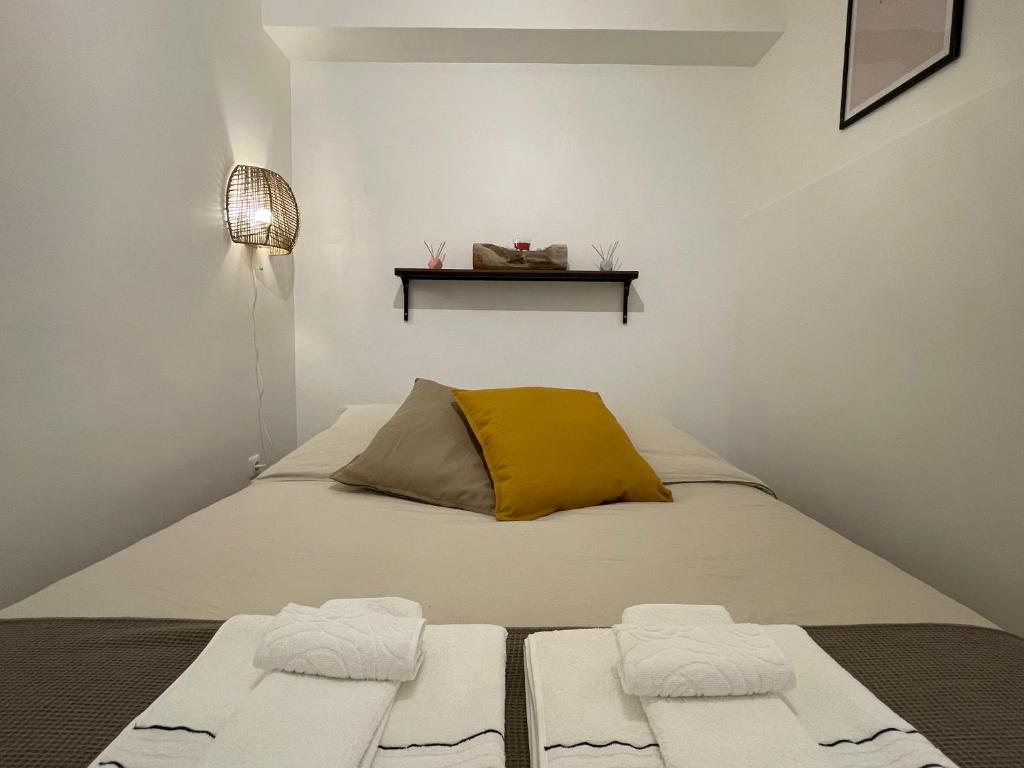 a bedroom with a bed with two towels on it at Grand studio tout équipé proche Paris & Disneyland in Ozoir-la-Ferrière
