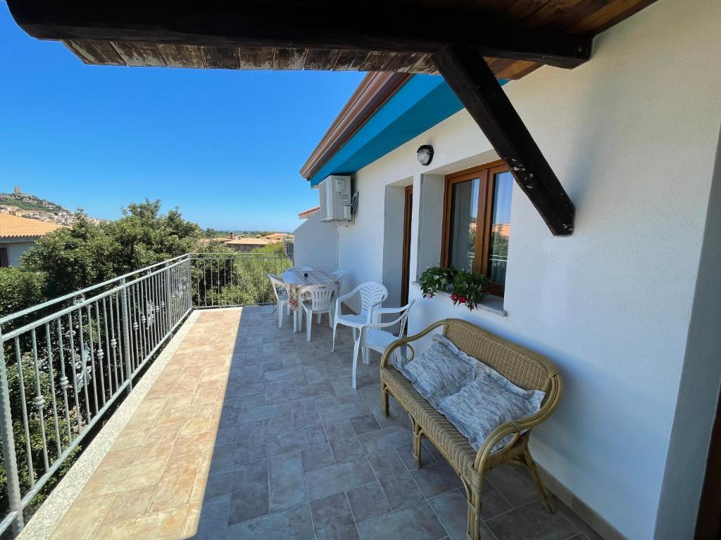 - Balcón de una casa con sillas y mesa en Casa Panorama, en Posada