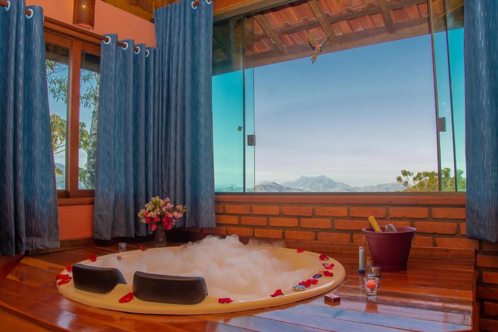 una vasca da bagno posta sopra un tavolo in legno di Chales Encanto do sol a Visconde De Maua