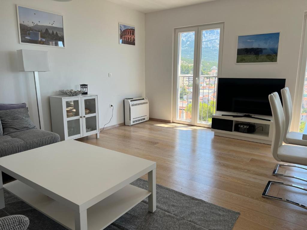 Televízia a/alebo spoločenská miestnosť v ubytovaní Apartament Sunny z obłędnym widokiem na morze