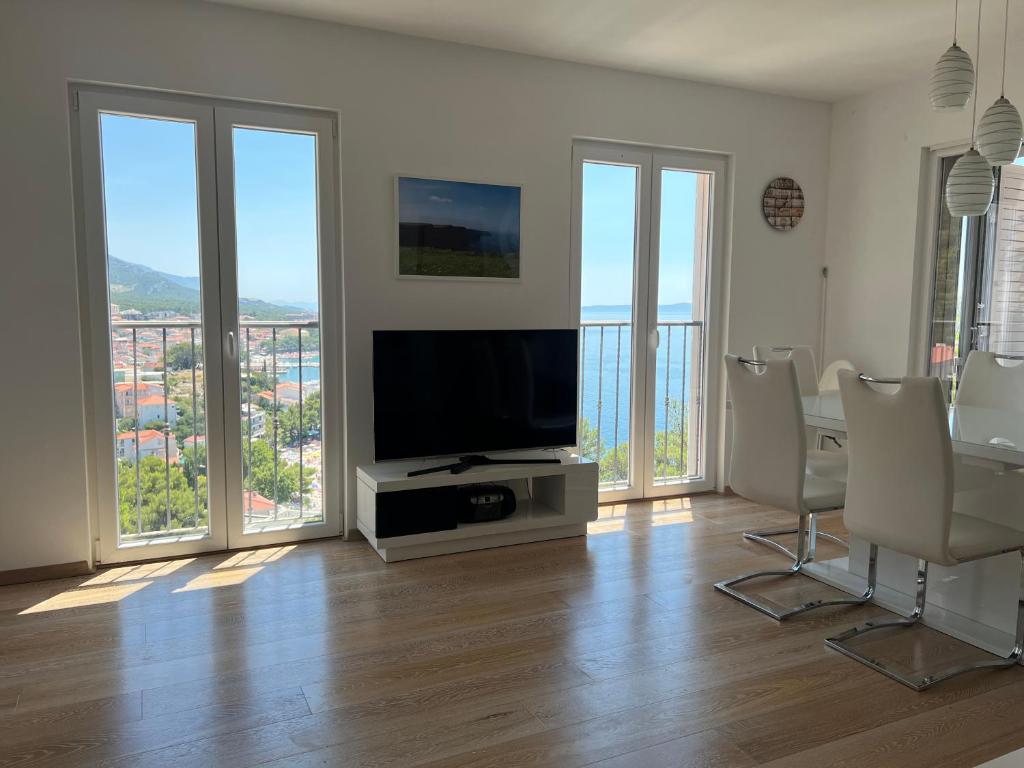 Televízia a/alebo spoločenská miestnosť v ubytovaní Apartament Sunny z obłędnym widokiem na morze