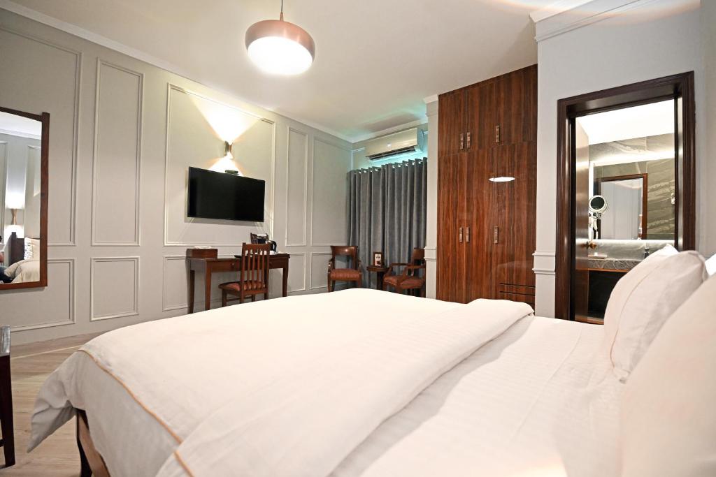 The Residency Hotel - Deluxe Queen Room