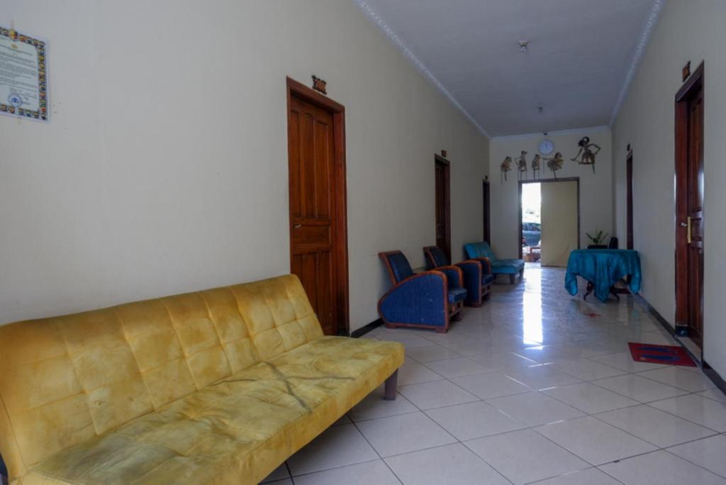 Posezení v ubytování RedDoorz At Hotel Sartika Yogyakarta