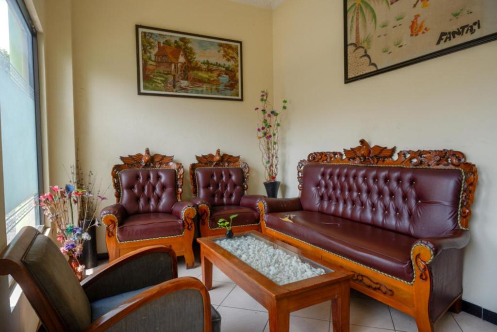 Posezení v ubytování RedDoorz At Hotel Sartika Yogyakarta