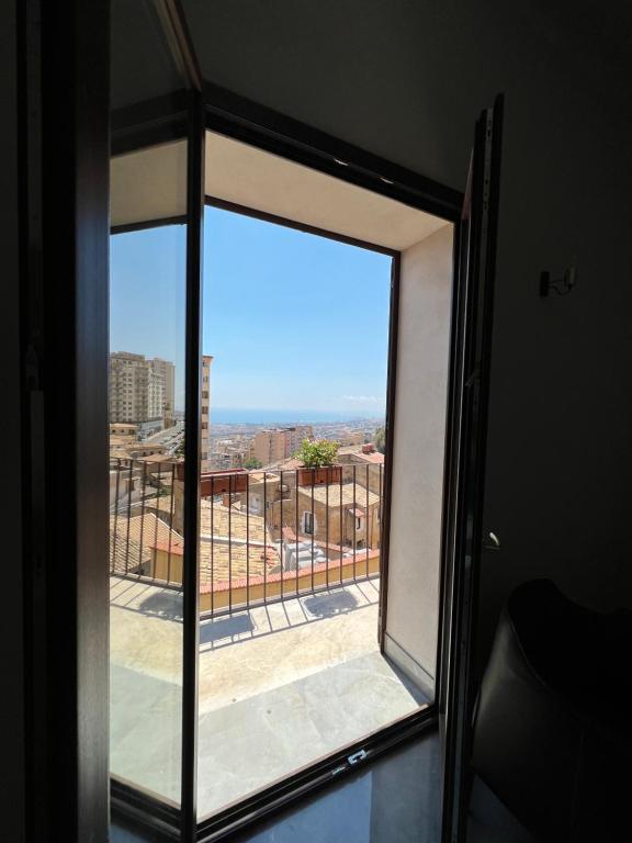 ventana en una habitación con vistas en Calua experience view, en Agrigento