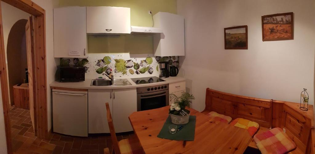 Kuchyň nebo kuchyňský kout v ubytování Neumühle