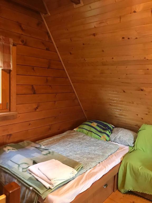 Posteľ alebo postele v izbe v ubytovaní Domek letniskowy Biedówka
