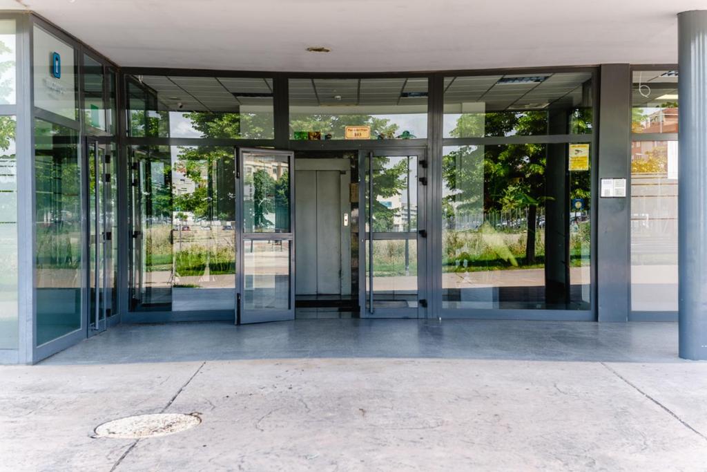 una entrada a un edificio de cristal con puertas giratorias en Micampus Logroño, en Logroño