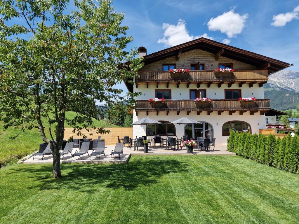 Cette grande maison dispose d'un balcon et d'une cour. dans l'établissement Hotel Pension Annerlhof, à Maria Alm