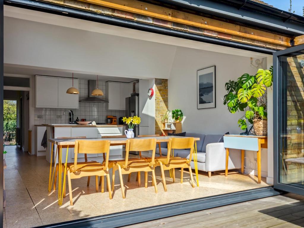 תמונה מהגלריה של Pass the Keys Relaxing Home in the Heart of Whitstable with garden בוויטסטייבל