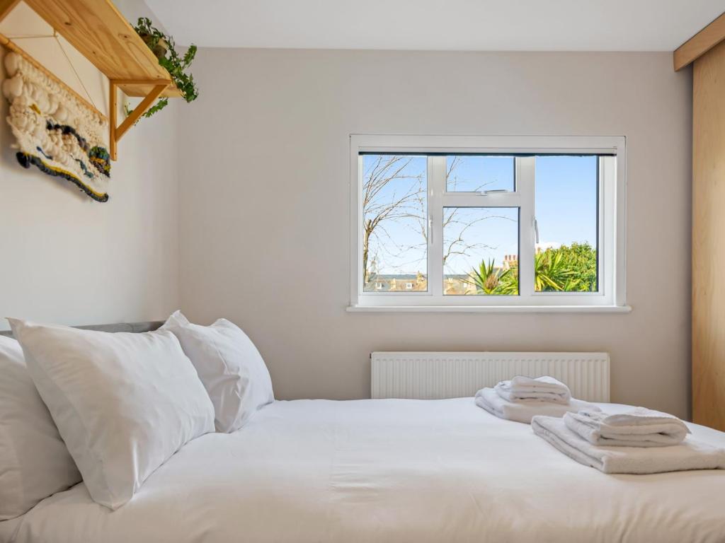 תמונה מהגלריה של Pass the Keys Relaxing Home in the Heart of Whitstable with garden בוויטסטייבל