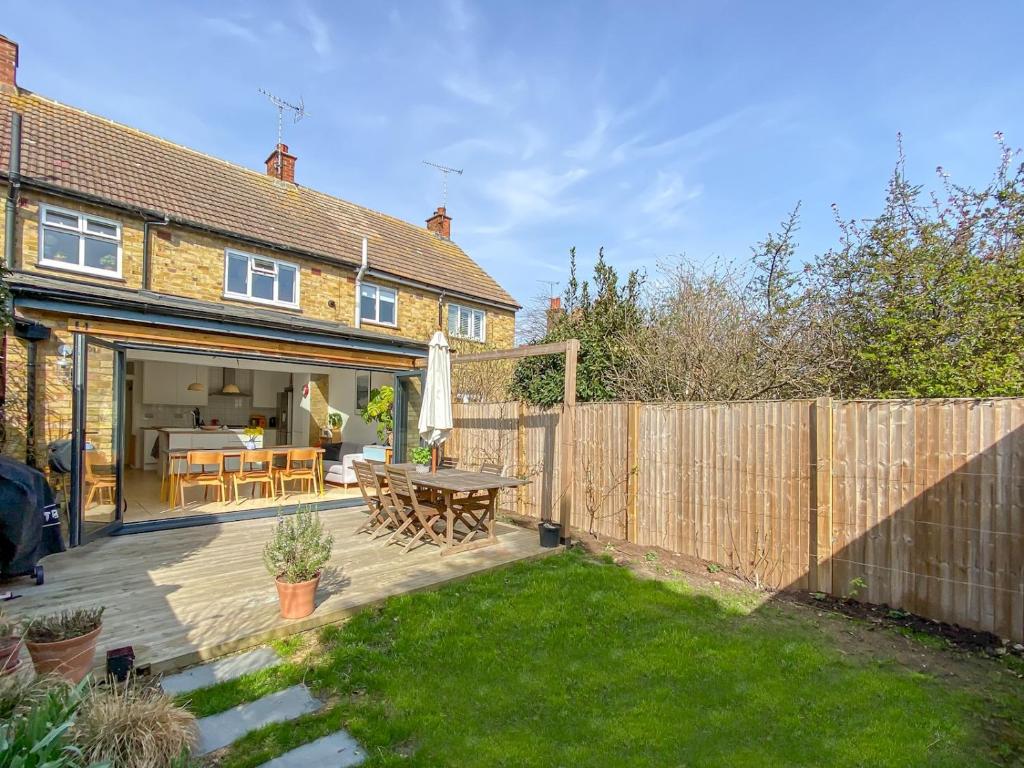 תמונה מהגלריה של Pass the Keys Relaxing Home in the Heart of Whitstable with garden בוויטסטייבל