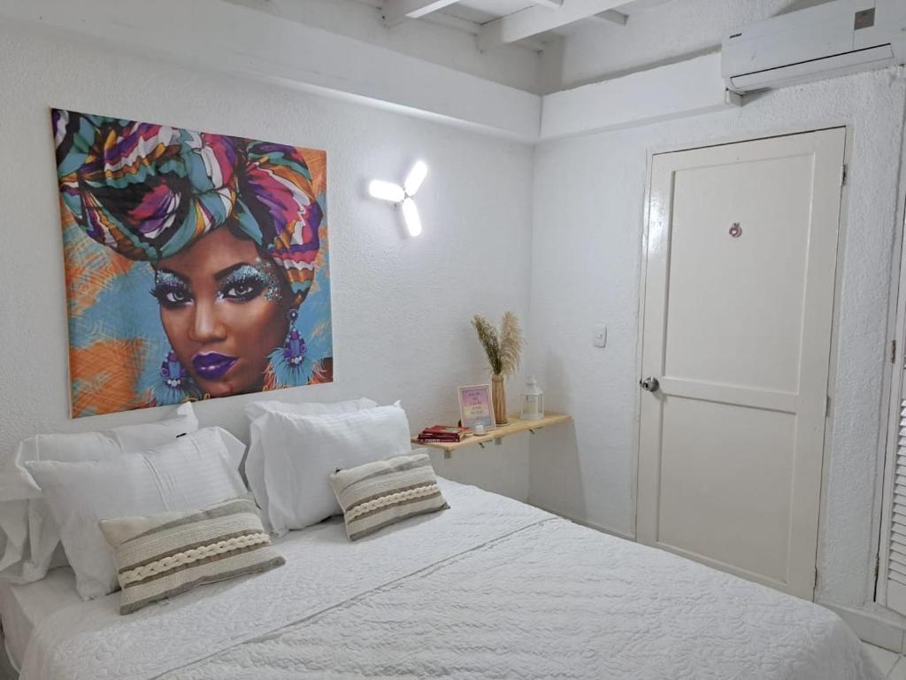 um quarto com uma grande pintura acima de uma cama em Centro las Bovedas A2-31 apartamento em Cartagena das Índias