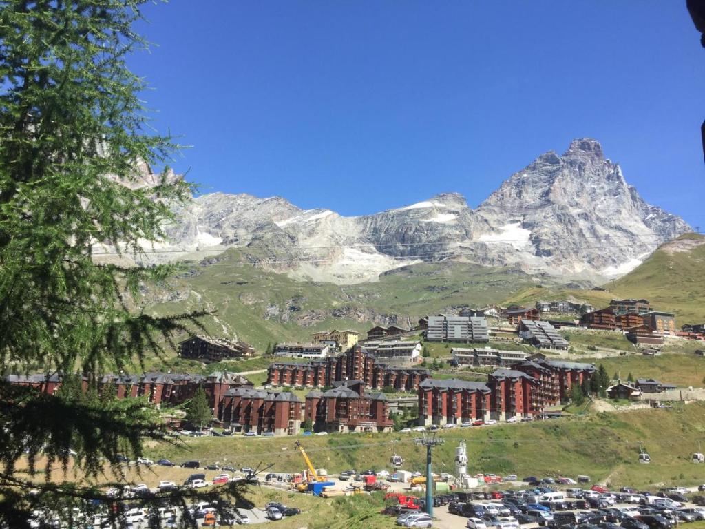 Uma vista geral da montanha ou uma vista da montanha a partir do apartamento