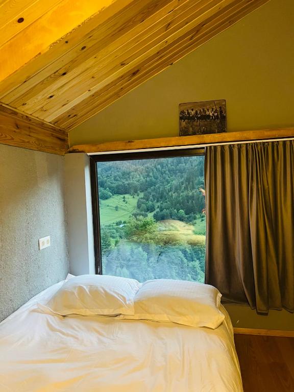 Postel nebo postele na pokoji v ubytování Mitarbi Silence - cozy holiday cottages in mountains