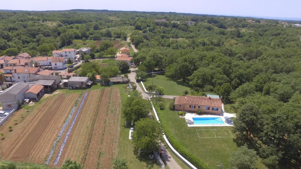 Bazén v ubytovaní Villa Fragola - Holiday house with large garden alebo v jeho blízkosti
