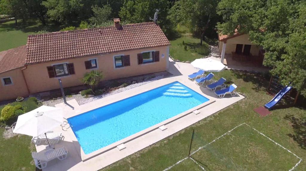 Bazén v ubytovaní Villa Fragola - Holiday house with large garden alebo v jeho blízkosti